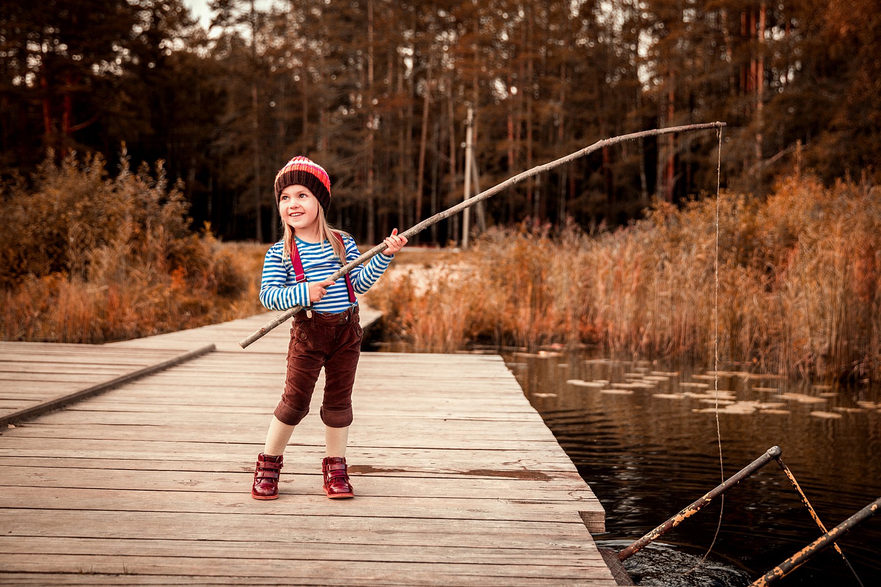 Рыбачим с моста. Удочка для детей. Детская фотосъемка рыбалка. Фотосессия рыбалка дети. Детская фотосессия Рыбак.